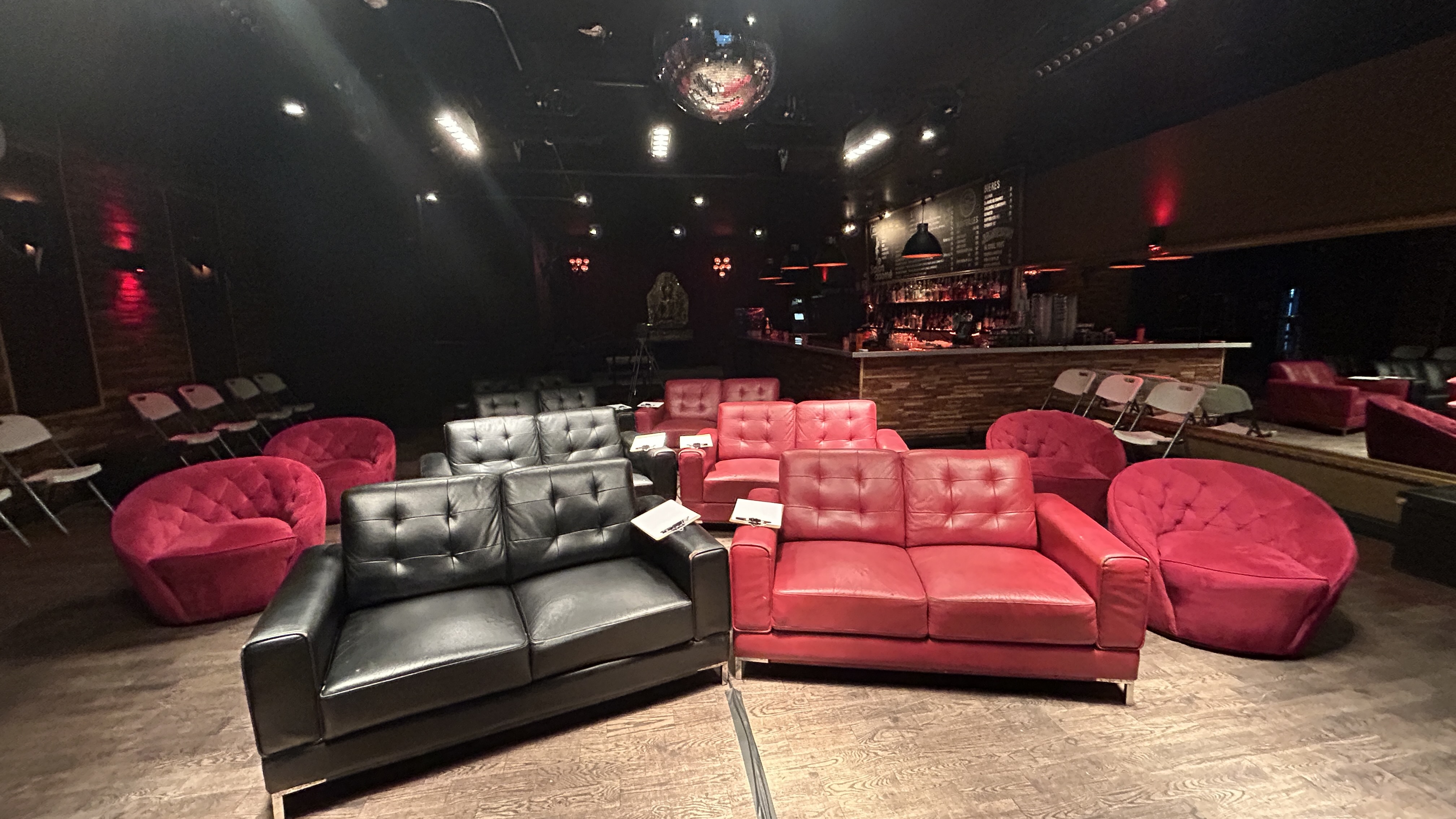 Salon Daomé empty before the workshop — the echo chamber